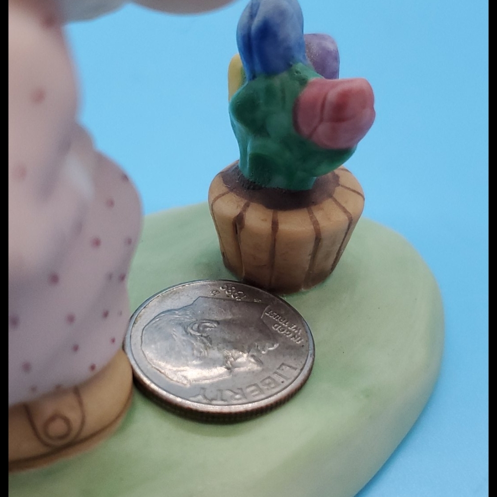 VINTAGE BETSEY CLARK 1979 girl and tulips Hallmark Little Gallery Keepsake - Picture 9 of 9